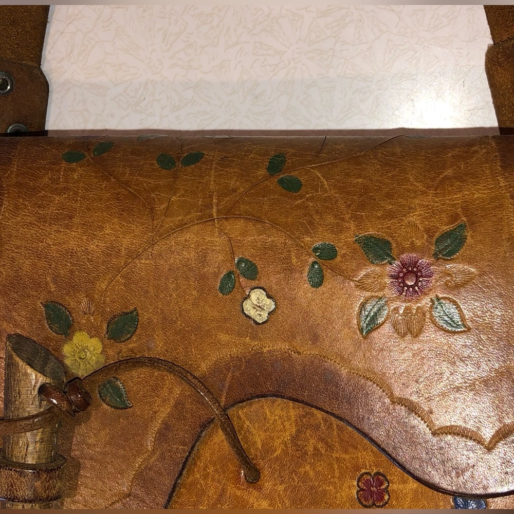 Vintage 70’s Brown Leather Saddle Shoulder Bag with Floral Design - Picture 5 of 12